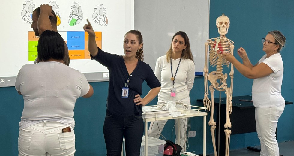 São palestras e atividades práticas, como técnicas para Eletrocardiograma e processo na coleta de exames laboratoriais