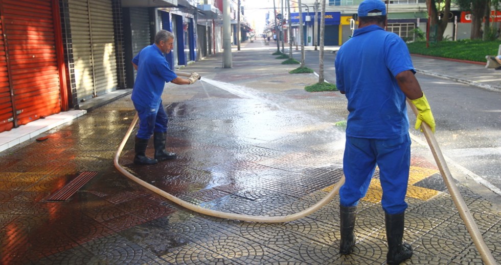 Limpeza no calçadão da rua 7 de setembro. Foto: Claudio Vieira/PMSJC 05-04-2020