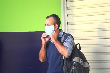 Ação de combate ao coronavírus - Distribuição de 100.000  máscaras gratuitas para usuários do transporte público. Foto: Claudio Vieira/PMSJC 27-04-2020