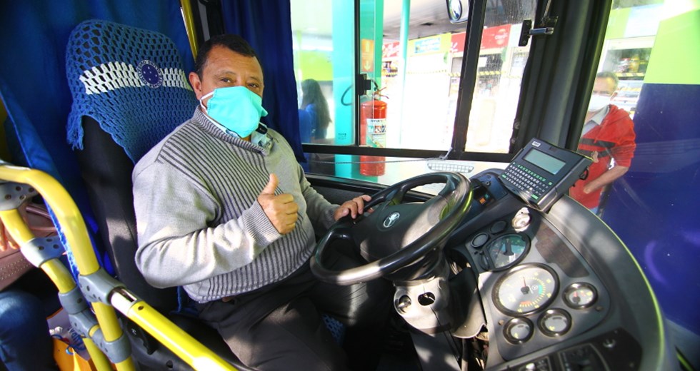 Ação de combate ao coronavírus - Distribuição de 100.000  máscaras gratuitas para usuários do transporte público. Foto: Claudio Vieira/PMSJC 27-04-2020