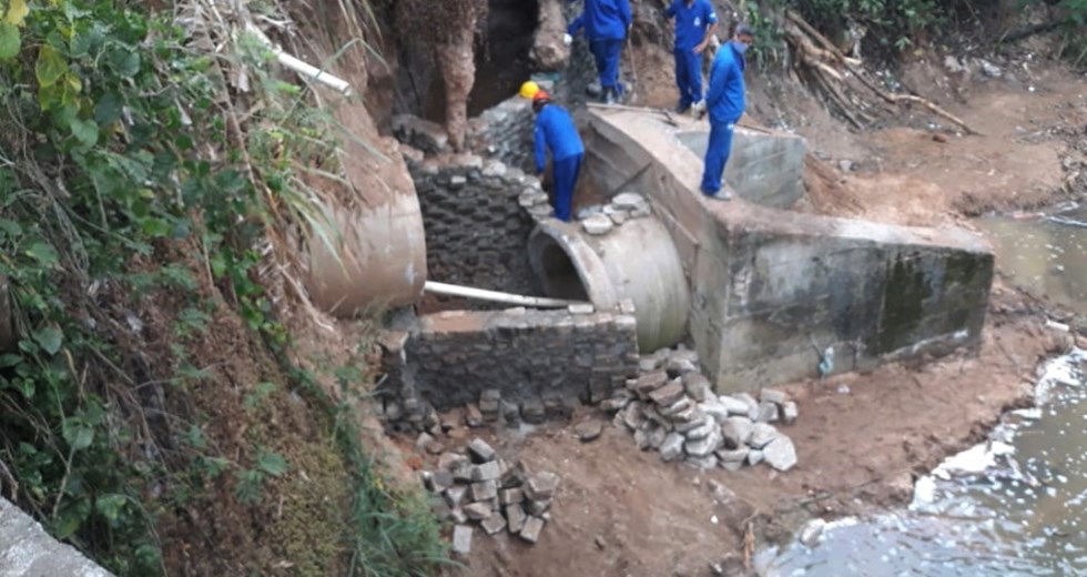 Serviço de drenagem e contenção de erosão Estrada Santo Antonio do Alto 04 06 2020