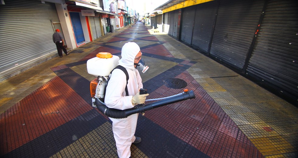Limpeza geral no calçadão da rua 7 de setembro e nas travessas laterais do Mercado Municipal. Foto: Claudio Vieira/PMSJC 05-07-2020