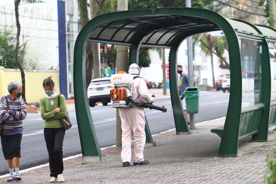 Sanitização em pontos de táxi e ônibus da Praça Keneddy para combater o coronavírus. Foto: Claudio Vieira/PMSJC 16-07-2020