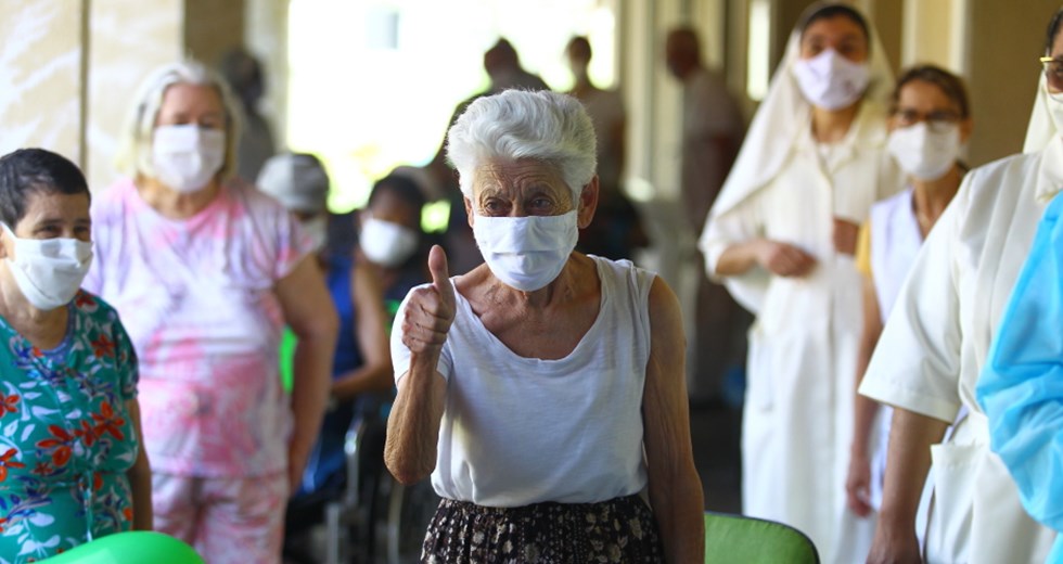 Início da vacinação contra a Covid19 de idosos no Asilo Santo Antônio. Foto: Claudio Vieira/PMSJC 21-01-2021 