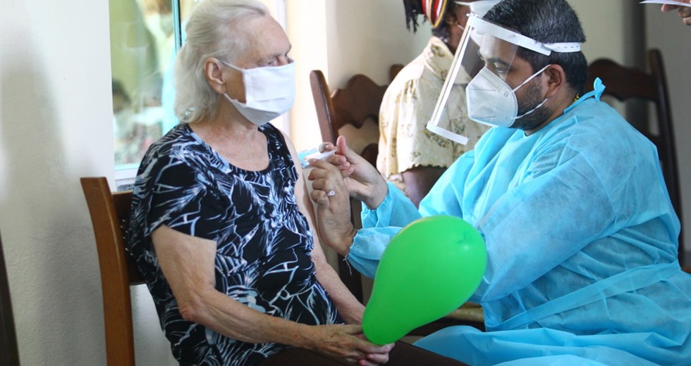 Início da vacinação contra a Covid19 de idosos no Asilo Santo Antônio. Foto: Claudio Vieira/PMSJC 21-01-2021 