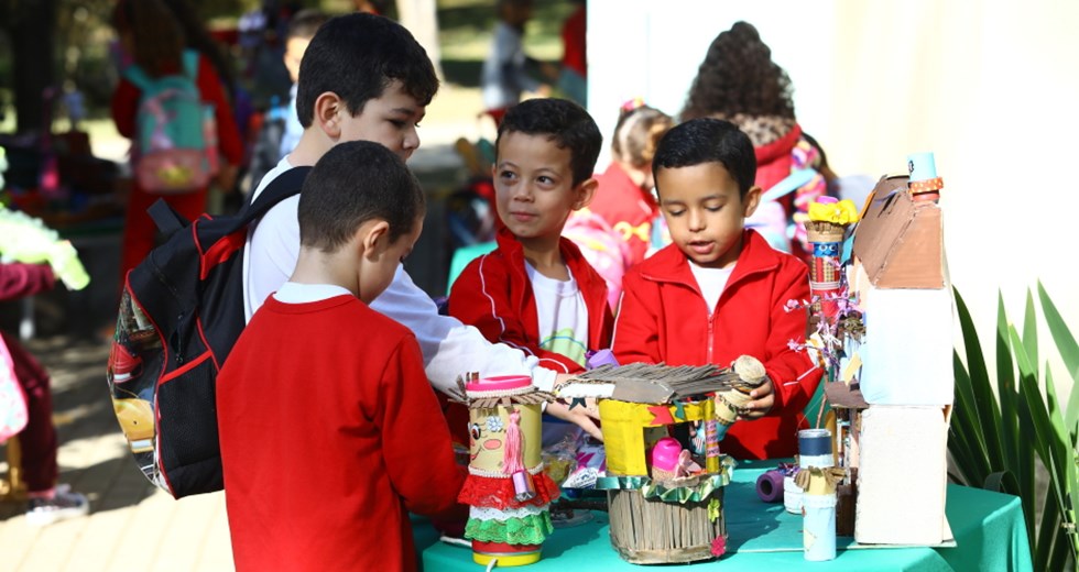Visita de crianças na Ecobrinquedoteca. Foto: Claudio Vieira/PMSJC 18-08-2023