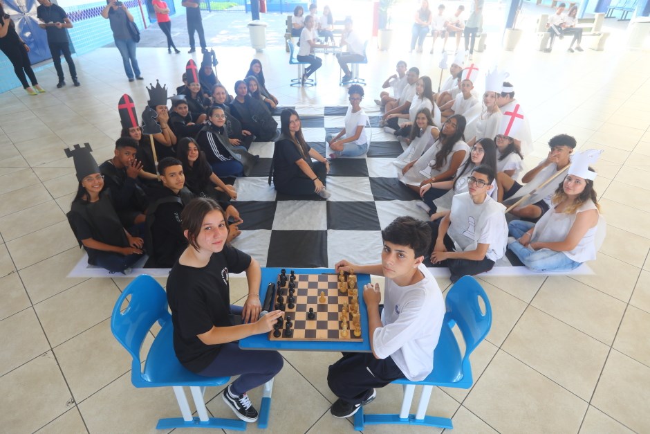 Escola realiza abordagem socioemocional e xadrez humano - Prefeitura de São  José dos Campos