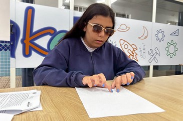 2ª fase da Olimpíada Municipal do Conhecimento - Aluna cega faz a prova em braile 