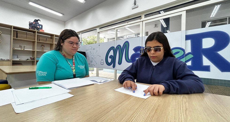 2ª fase da Olimpíada Municipal do Conhecimento - Aluna cega faz a prova em braile 