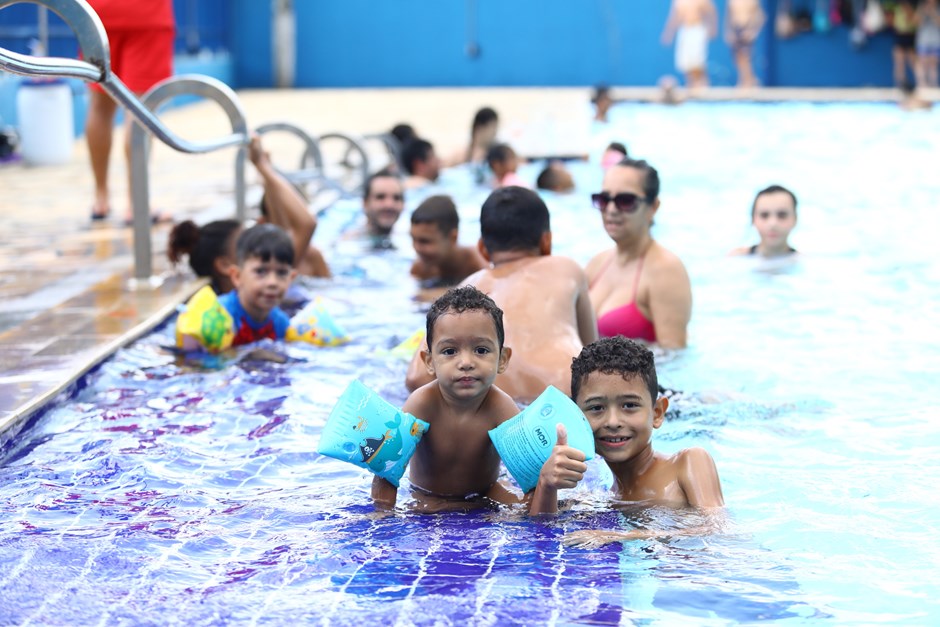 Famílias se divertindo na piscina através do programa Projeto Verão, temporada 2023 e 2024.