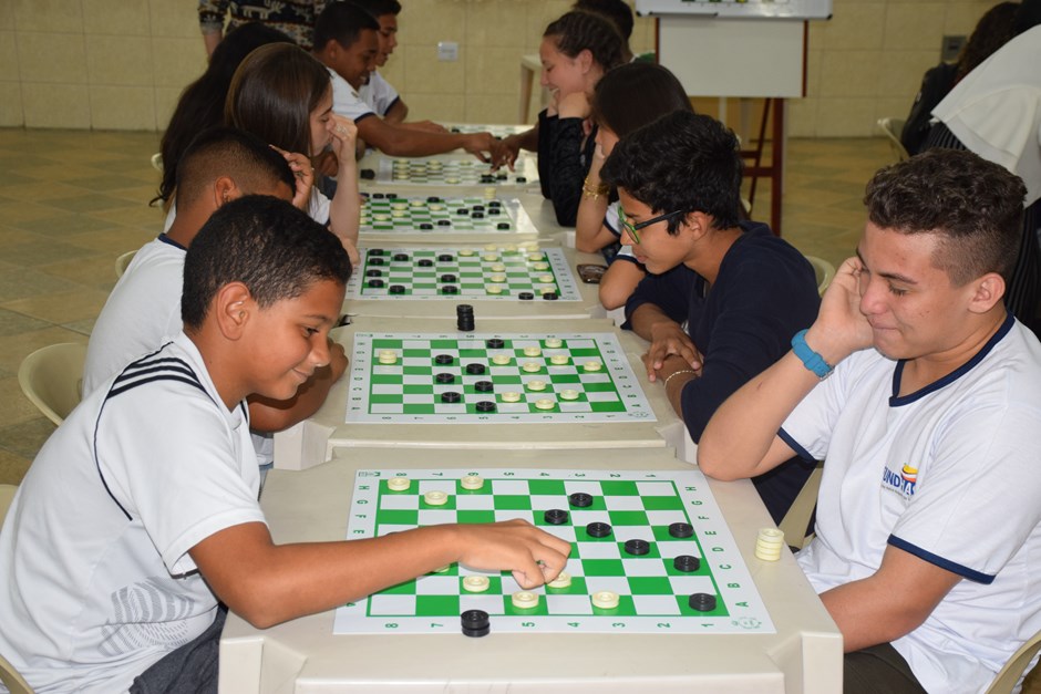 Crianças e adolescentes aprendem disciplina com jogo de damas - Prefeitura  de São José dos Campos