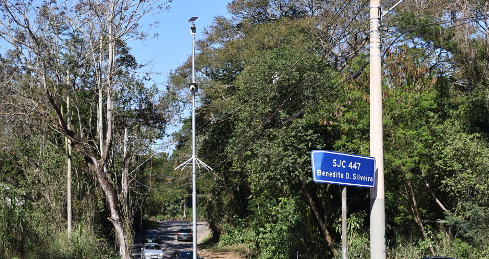 Flagra de descarte irregular na estrada do Bonsucesso. Foto: Claudio Vieira/PMSJC 08-07-2025 