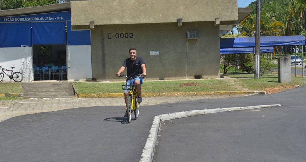 O estudante universitário Luís Gustavo de Souza pedalando pelas ruas do DCTA com bike compartilhada: para ele, novidade veio para ficar