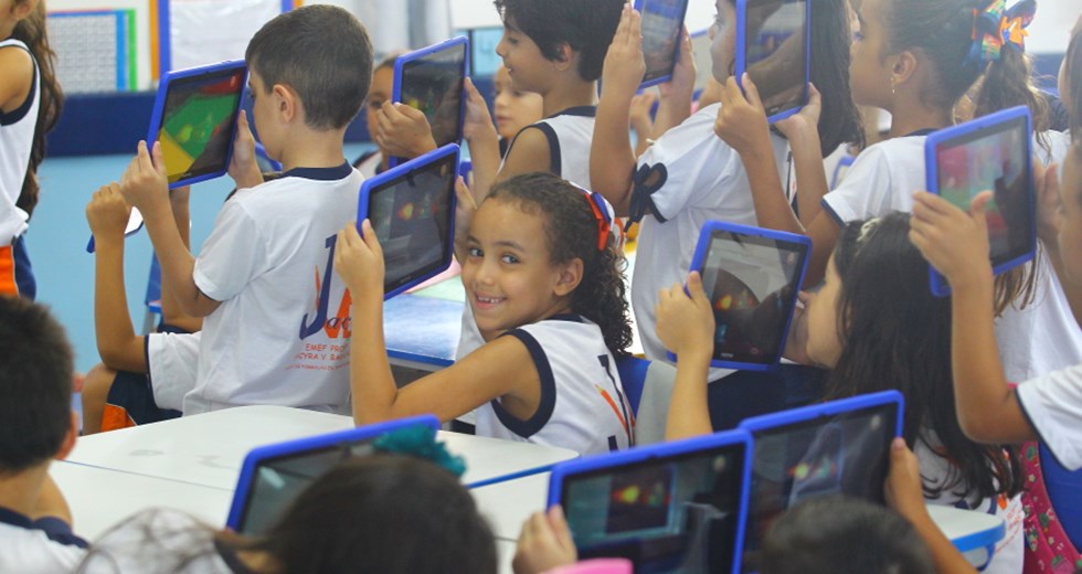 Nova tecnologia utilizada em sala de aula, na Emef Jacyra Baracho. Foto: Claudio Vieira/PMSJC. 14-03-2019 