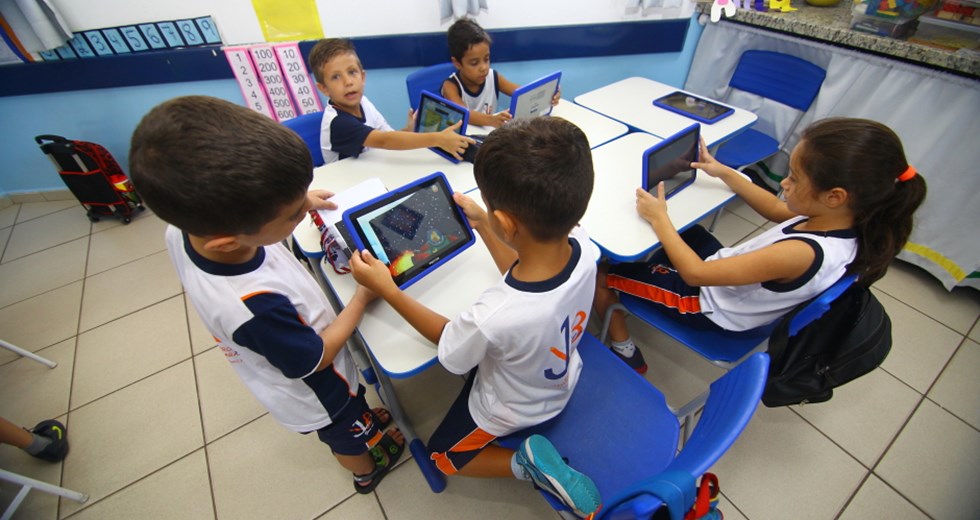 Nova tecnologia utilizada em sala de aula, na Emef Jacyra Baracho. Foto: Claudio Vieira/PMSJC. 14-03-2019 