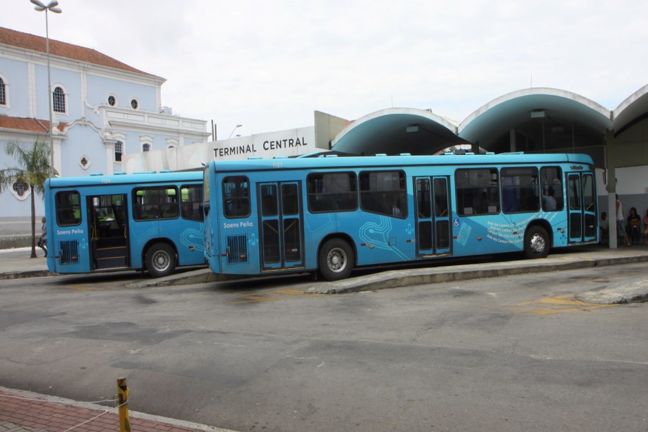 Onibus das linhas 121 e 128 xor azul