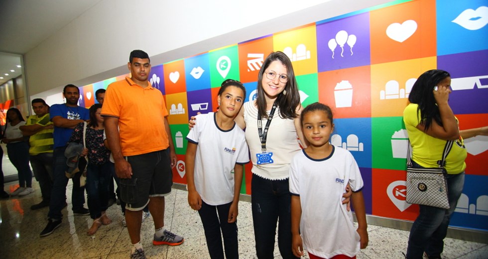 Crianças da Fundhas em cinema do Vale Sul. Foto: Claudio Vieira/ PMSJC. 12-09-2019