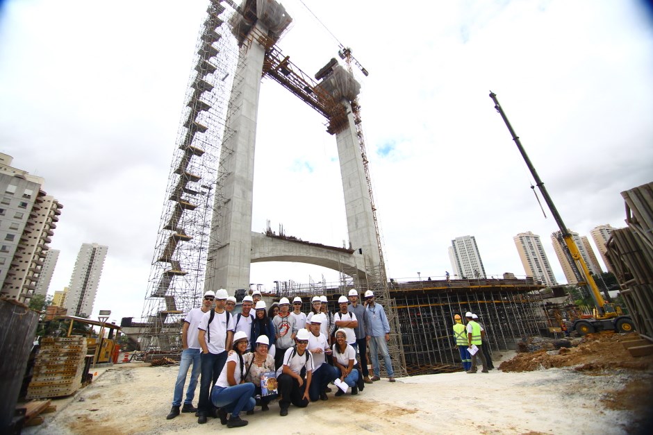 Alunos do Curso de Edificações do Cephas durante visitas às Obras do Arco da Inovação. Foto: Claudio Vieira/PMSJC. 12-11-2019