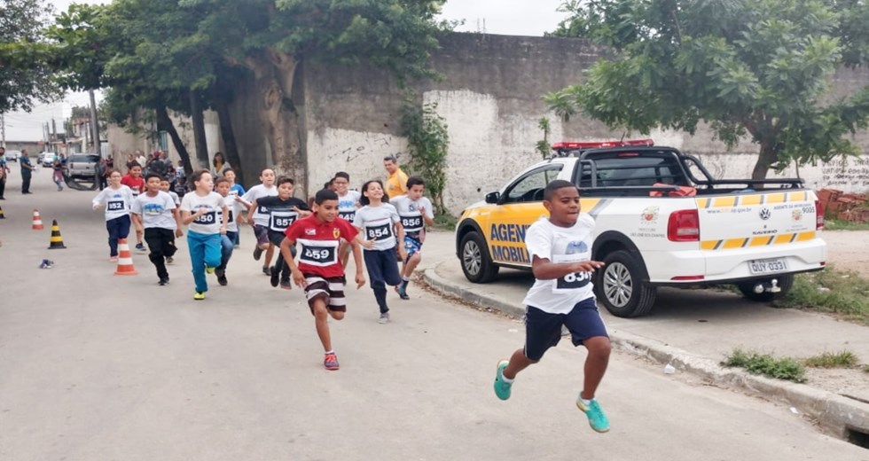 No lugar das atividades na quadra, cerca de 80 alunos, do 1º ao 5º ano, participaram pela segunda vez, de uma corrida de rua