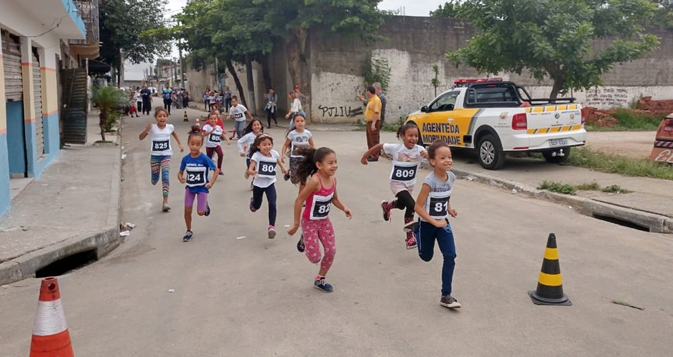 No lugar das atividades na quadra, cerca de 80 alunos, do 1º ao 5º ano, participaram pela segunda vez, de uma corrida de rua