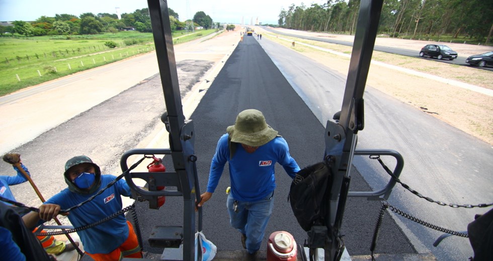 Obra da Via Cambuí. Aplicação do Asfalto ecológico com pneus reciclados na Via Cambuí. Foto: Claudio Vieira/PMSJC. 27-11-2019