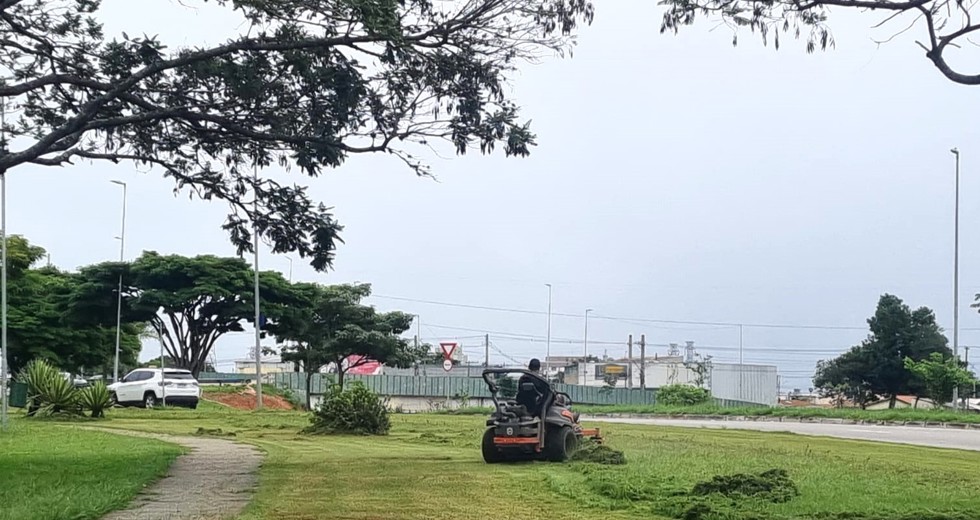 As equipes da Prefeitura trabalham de segunda a sábado com equipamentos modernos para roçada e manutenção em todas as regiões