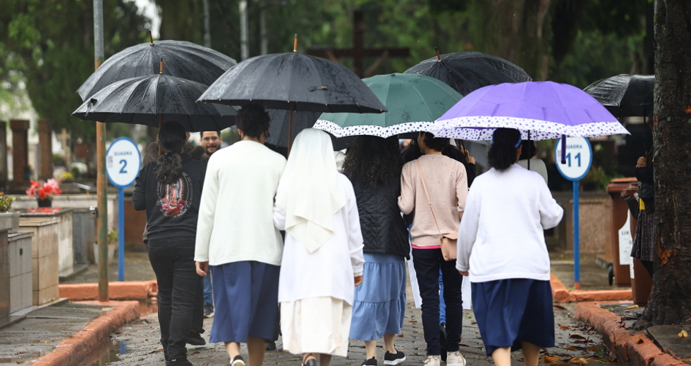 Feriado de Finados - Movimento no Cemitério Padre Rodolfo De Komorek no Centro. Foto: Claudio Vieira/PMSJC 02-11-2025   