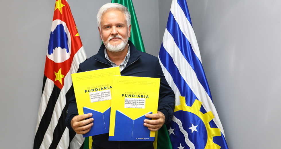 Entrega de matrícula de loteamento e títulos de regularização fundiária. Foto: Claudio Vieira/PMSJC 30-07-2025  