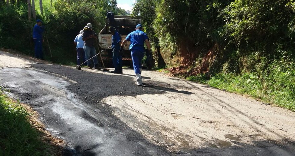 Operação tapa-buraco em vias com anti poeira de São Francisco Xavier.