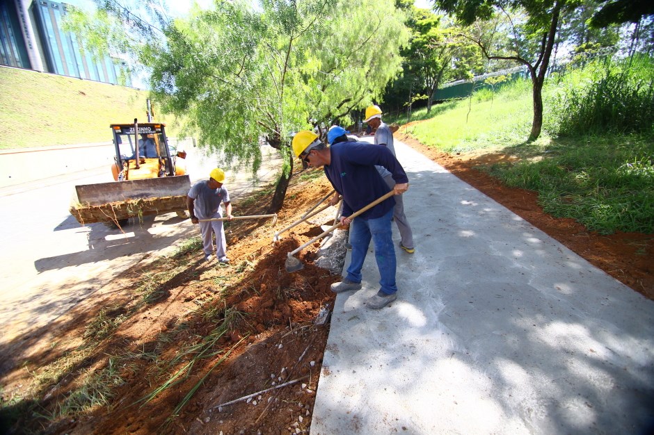 Foto: Claudio Vieira/PMSJC Obra da ciclovia no trecho próximo ao DCTA. Foto: Claudio Vieira/PMSJC. 30-01-2020