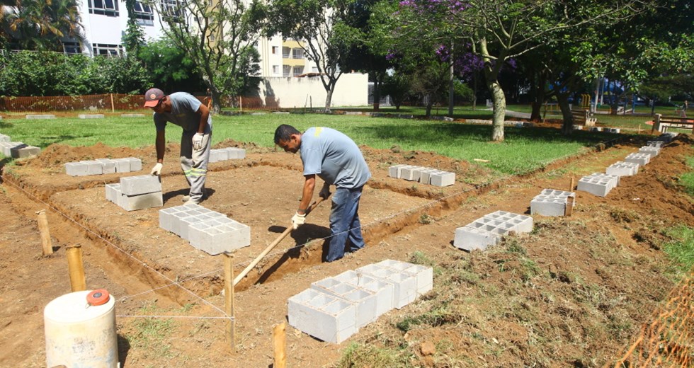 Início da construção do Espaço Canino na Praça José Rodrigues dos Santos Neto. Foto: Claudio Vieira/PMSJC. 14-02-2020