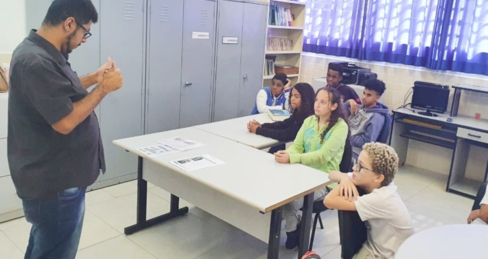 Contratado pela Prefeitura, por meio da Secretária de Educação e Cidadania, o professor Carlos Barbosa, ministra aula de libras para alunos surdos, na sala de recursos da escola
