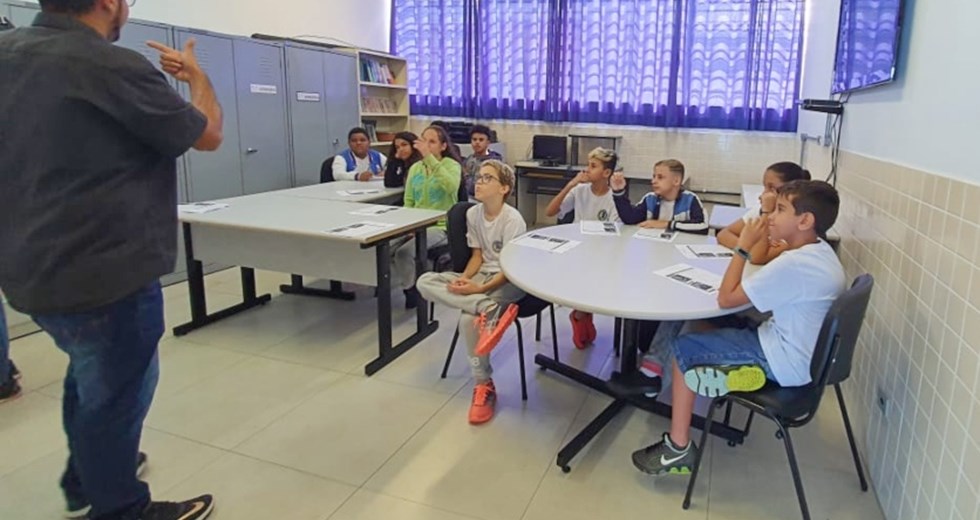 Contratado pela Prefeitura, por meio da Secretária de Educação e Cidadania, o professor Carlos Barbosa, ministra aula de libras para alunos surdos, na sala de recursos da escola