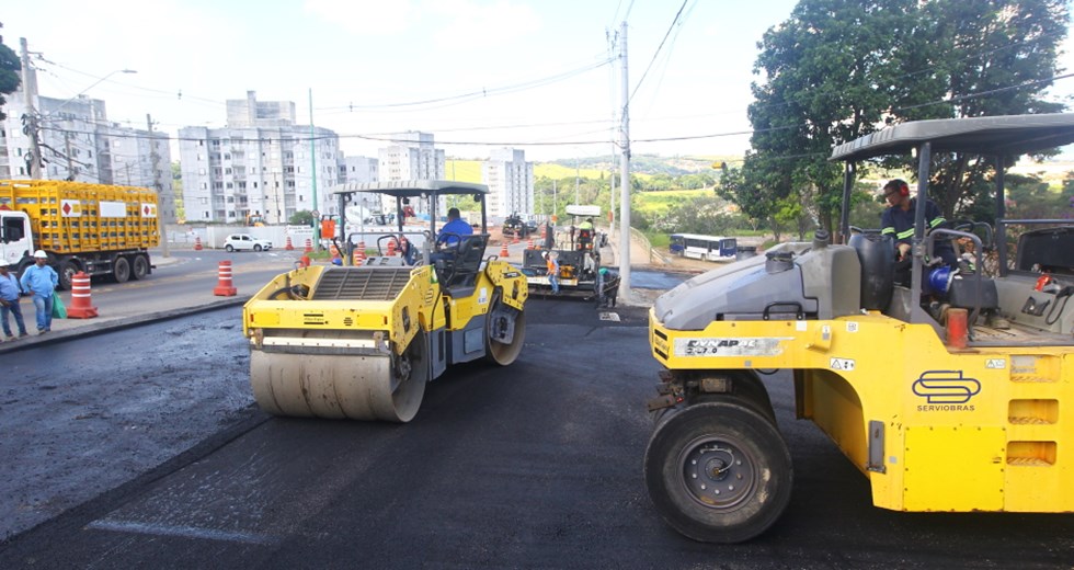 Pavimentação na obra da Rotatória do Gás (entroncamento da Estrada do Cajuru com a Avenida Tancredo Neves). Foto: Claudio Vieira/PMSJC 10-03-2020