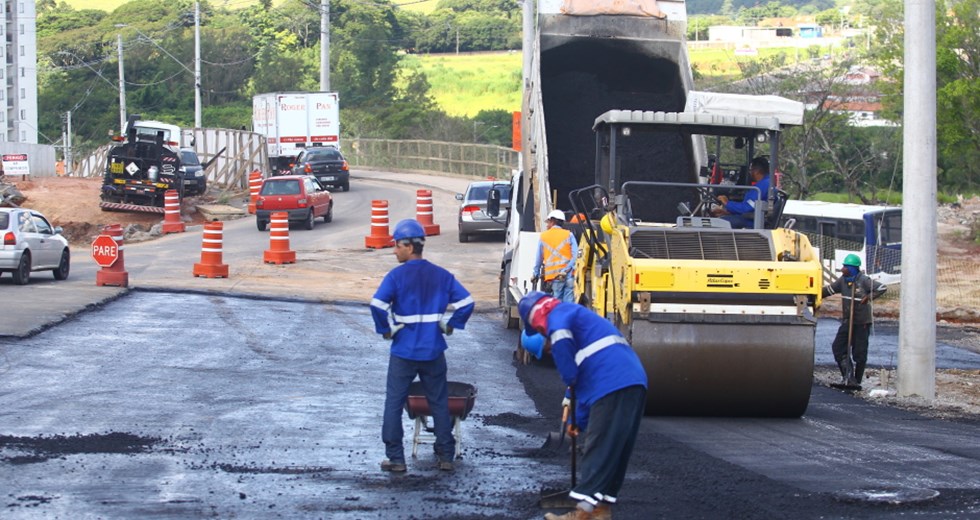 Pavimentação na obra da Rotatória do Gás (entroncamento da Estrada do Cajuru com a Avenida Tancredo Neves). Foto: Claudio Vieira/PMSJC 10-03-2020