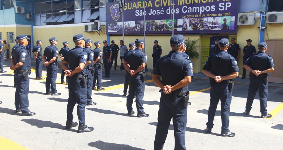 Entrega de uniforme a 31 novos guardas municipais. Foto: Claudio Vieira/PMSJC 01-04-2020