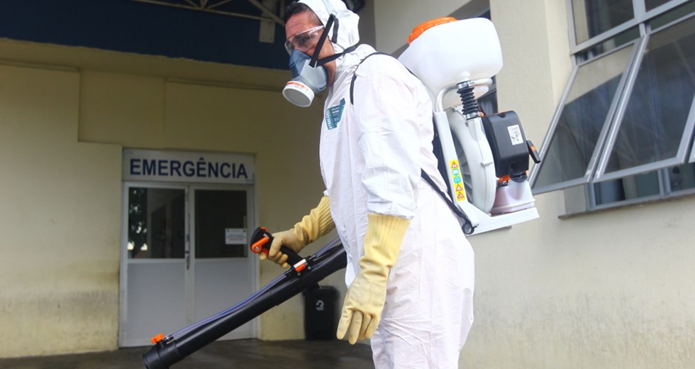 Limpeza e desinfecção da entrada do Pronto Socorro do Hospital Municipal. Foto: Claudio Vieira/PMSJC 01-04-2020