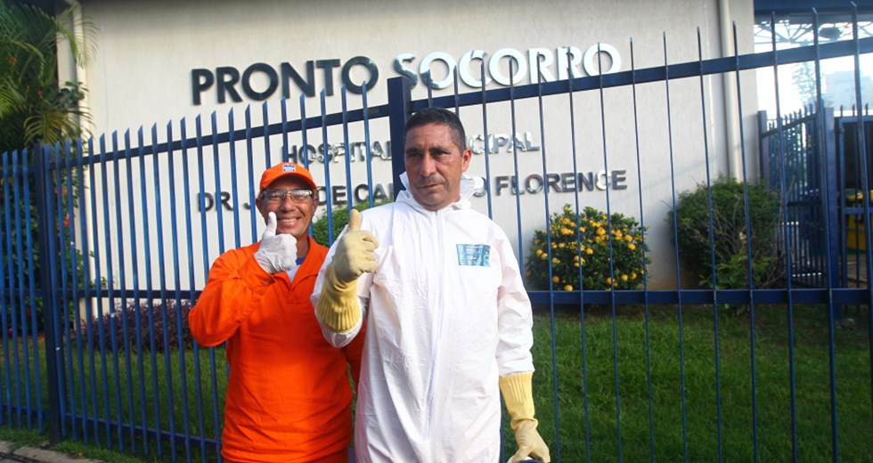 Limpeza e desinfecção da entrada do Pronto Socorro do Hospital Municipal. Foto: Claudio Vieira/PMSJC 01-04-2020