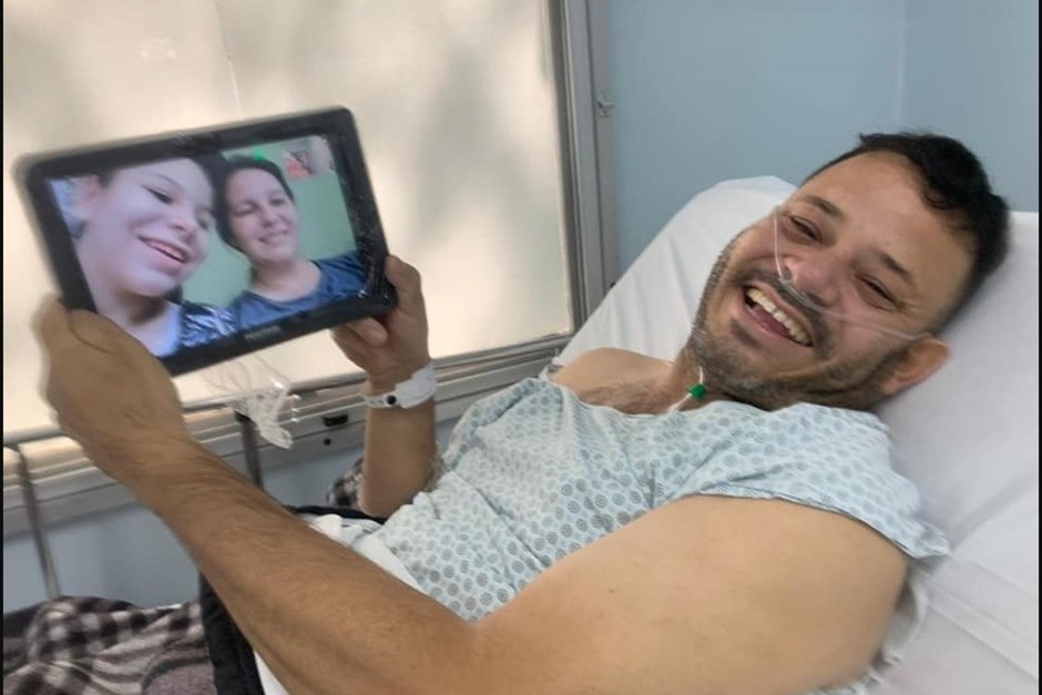 Pacientes de ala covid-19 do Hospital Municipal se comunicam com familiares por tablet
