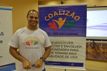 Rodrigo Rodrigues da Silveira, 38 anos, Jardim Imperial recebendo certificado do Coalizão São José
