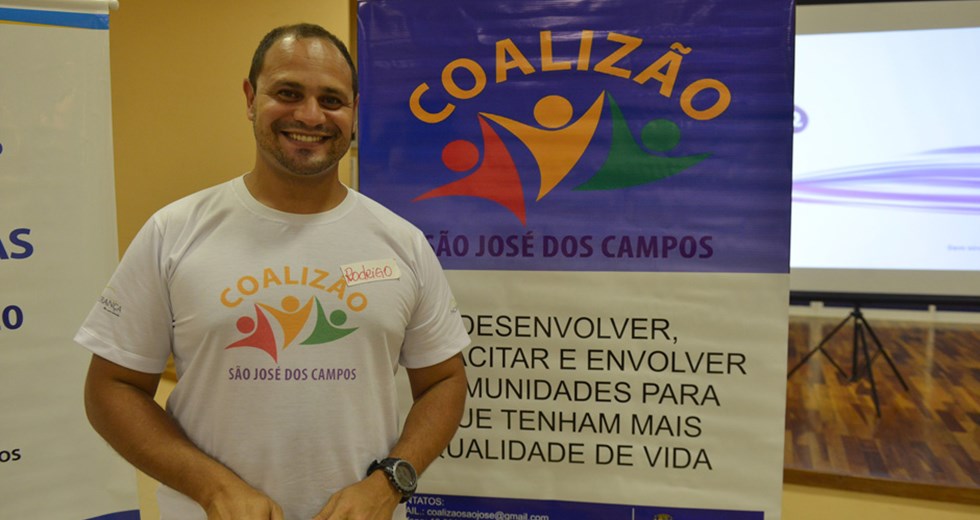 Rodrigo Rodrigues da Silveira, 38 anos, Jardim Imperial recebendo certificado do Coalizão São José