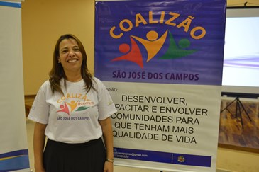 Rosângela de Mello Moreira Simões, 47 anos, recebendo certificado do Coalizão São José