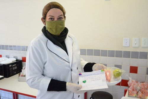 Inês Vilas Boas, exibe com os olhinhos brilhando uma carta que recebeu de uma aluna