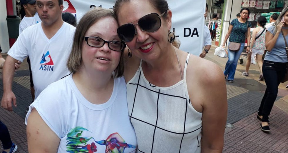 Mãe e filha na Passeata da ASIN no Dia Internacional da Síndrome de Down 