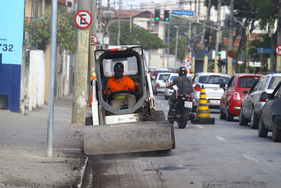 Programa Asfalto Novo na avenida Rui Barbosa região norte. Foto: Claudio Vieira/PMSJC 05-06-2020