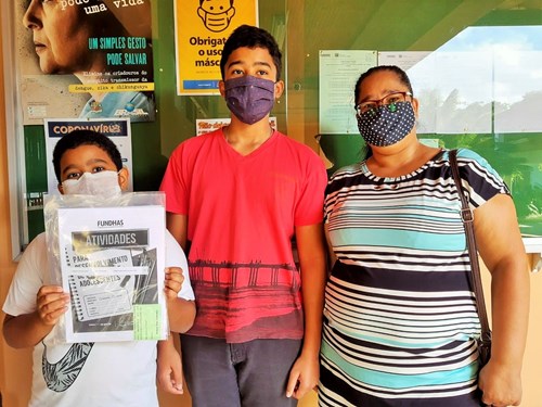 Cícera e os filhos, Eduardo e Henrique, na Sede (Pq. Industrial).