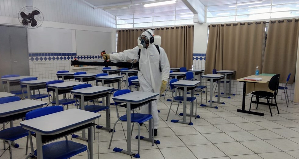 Ao todo, onze espaços da Secretaria de Educação receberam o serviço de sanitização neste final de semana, o serviço conta com o mesmo produto usado no combate a pandemia do novo coronavírus na China