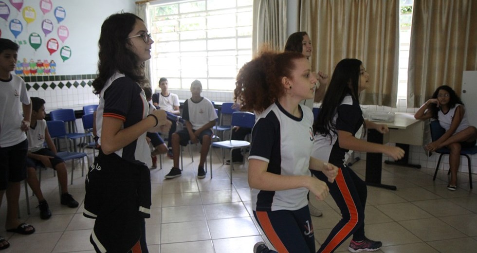 Alunos dos anos finais da Emef. Profª Jacyra Baracho, na região sul, preparam 'futgame' para sábado letivo na escola. 