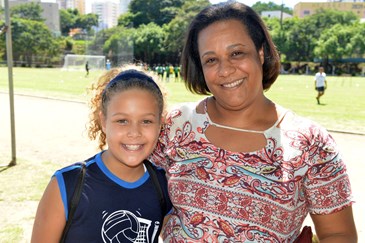 Enedina Alves, 46 anos, moradora do bairro Floradas de São José e a filha Ana Clara Santos Cintra Alves, 10 anos