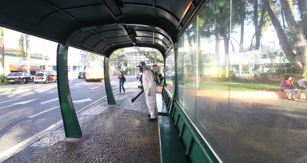 Sanitização em pontos de ônibus e na Praça Afonso. Foto: Claudio Vieira/PMSJC 22-07-2020